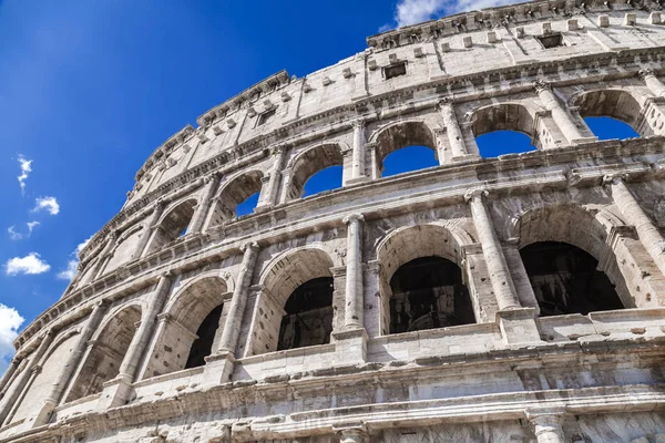 Vista exterior del antiguo Coliseo Romano de Roma — Foto de Stock