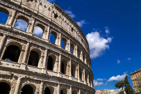 Exterior view of the ancient Roman Colosseum in Rome — Stock Photo, Image