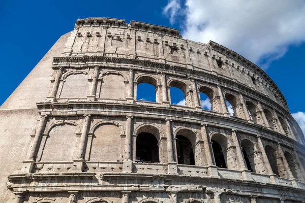 Vista exterior do antigo Coliseu Romano em Roma — Fotografia de Stock