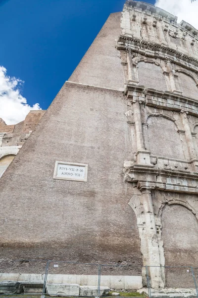 Vista exterior del antiguo Coliseo Romano de Roma — Foto de Stock