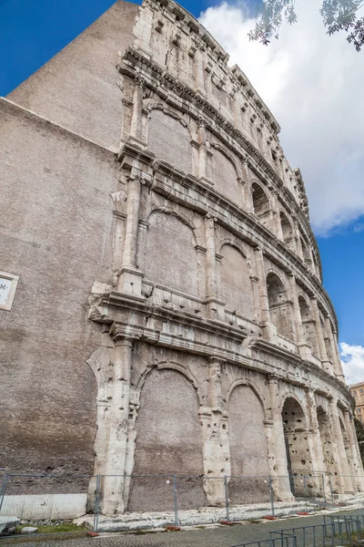 Vue extérieure de l'ancien Colisée romain de Rome — Photo