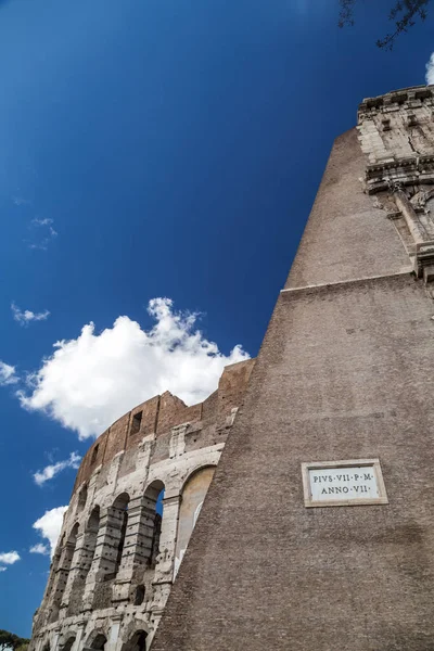 Exteriör utsikt över Roms antika romerska Colosseum — Stockfoto
