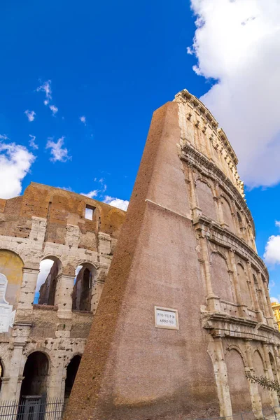 Exteriör utsikt över Roms antika romerska Colosseum — Stockfoto