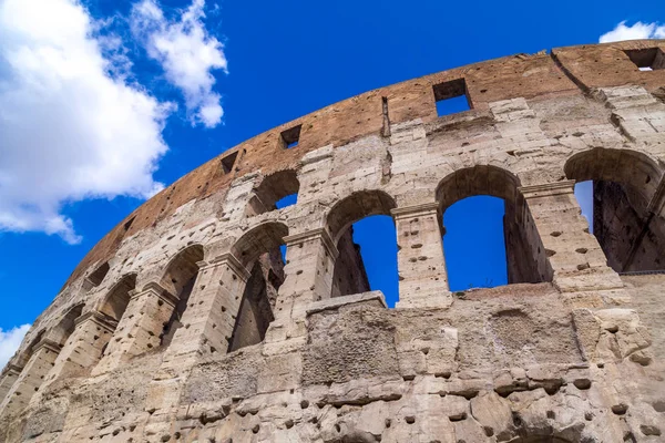 Exteriör utsikt över Roms antika romerska Colosseum — Stockfoto