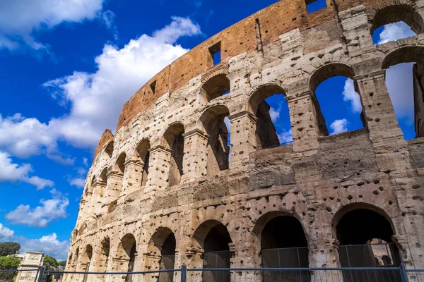 Exterior view of the ancient Roman Colosseum in Rome — Stock Photo, Image