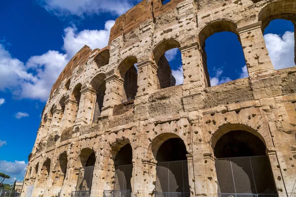 Vista exterior del antiguo Coliseo Romano de Roma —  Fotos de Stock