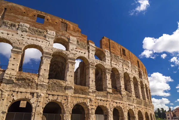 Exteriör utsikt över den antika romerska Colloseum i Rom — Stockfoto