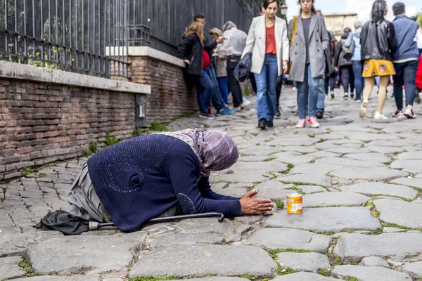 老乞丐女人在罗马街头乞讨钱 — 图库照片