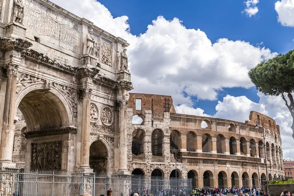 Vista exterior del antiguo Coliseo Romano de Roma — Foto de Stock