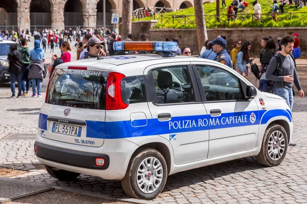 Coche de la policía italiana alrededor del Coliseo en Roma — Foto de Stock