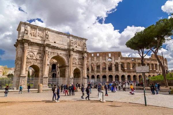 Vista exterior del antiguo Coliseo Romano de Roma — Foto de Stock