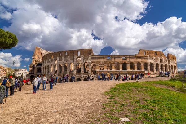 Вид на древнеримский Колизей в Риме — стоковое фото