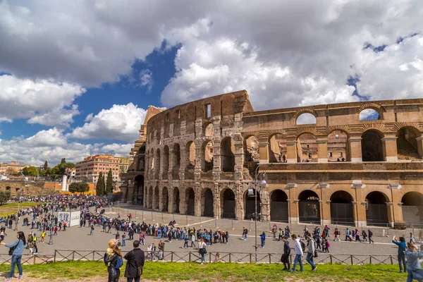 Exterior view of the ancient Roman Colosseum in Rome — Stock Photo, Image