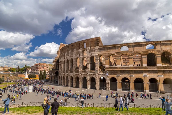 Exteriör utsikt över Roms antika romerska Colosseum — Stockfoto