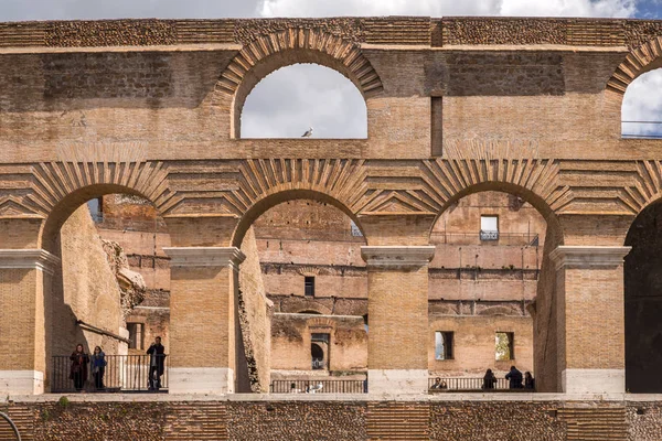 Veduta esterna dell'antico Colosseo Romano di Roma — Foto Stock