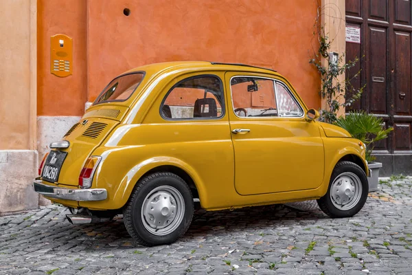 Багги-автомобиль припарковался на улице в Риме — стоковое фото