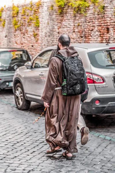 Um jovem monge cristão em Roma — Fotografia de Stock
