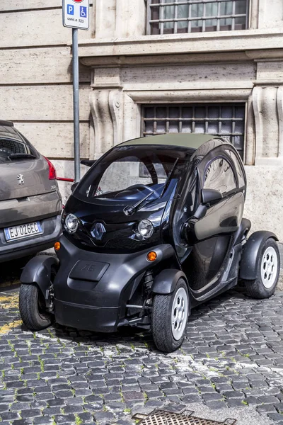 Buggy-bil parkerad på gatan i Rom — Stockfoto