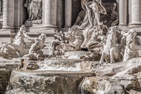Trevi szökőkút vagy Fontana di Trevi a Piazza Trevi-n, Rómában — Stock Fotó