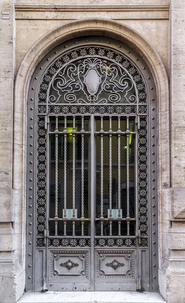 Vieille et belle porte ornée — Photo