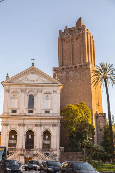 Stadsgezicht en generieke architectuur uit Rome, de Italiaanse hoofdstad — Stockfoto