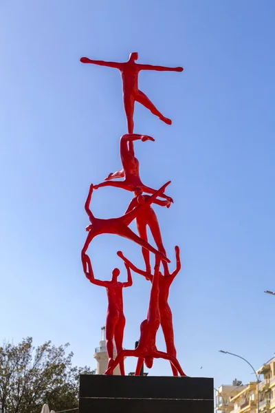 Moderne beeldhouwkunst met rode menselijke figuren in Alexandroupoli, Greec — Stockfoto