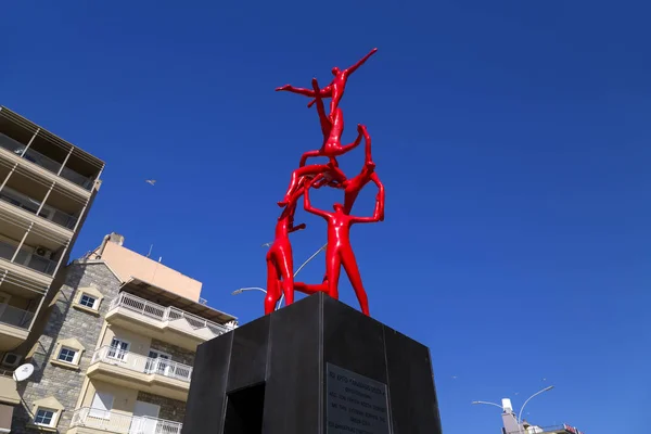 Moderne beeldhouwkunst met rode menselijke figuren in Alexandroupoli, Greec — Stockfoto