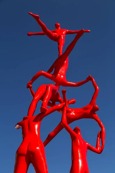 Moderne beeldhouwkunst met rode menselijke figuren in Alexandroupoli, Greec — Stockfoto