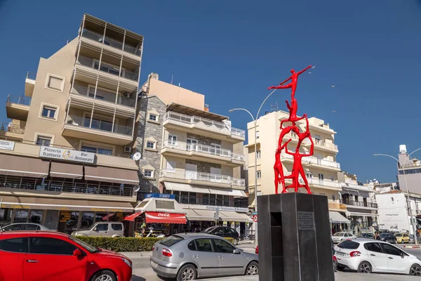 Σύγχρονη γλυπτική με κόκκινα ανθρώπινα στοιχεία στην Αλεξανδρούπολη, Greec — Φωτογραφία Αρχείου