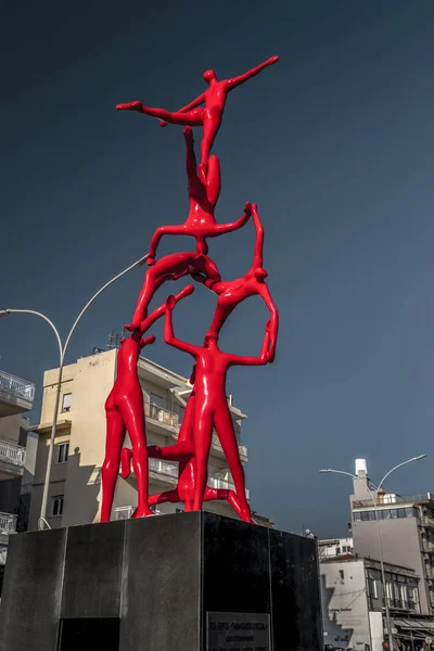 Escultura moderna con figuras humanas rojas en Alexandroupoli, Greec — Foto de Stock