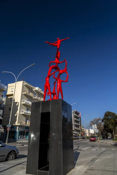 Σύγχρονη γλυπτική με κόκκινα ανθρώπινα στοιχεία στην Αλεξανδρούπολη, Greec — Φωτογραφία Αρχείου