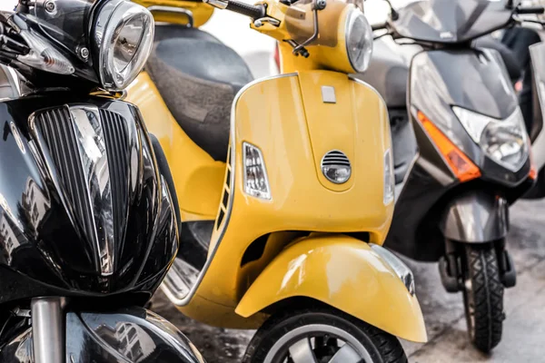 Bir sokakta park etmiş motorlu scooterlar — Stok fotoğraf