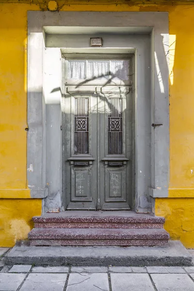Gamla och vackra utsmyckade dörren — Stockfoto