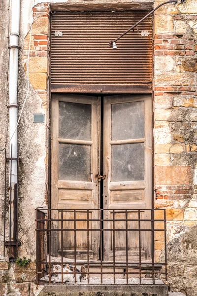 Alte und schöne verzierte Tür — Stockfoto