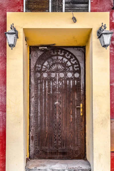 Παλιό και όμορφο περίτεχνα πόρτα — Φωτογραφία Αρχείου