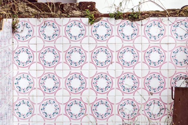 Ceramic tiles details from a demolished home — Stock Photo, Image