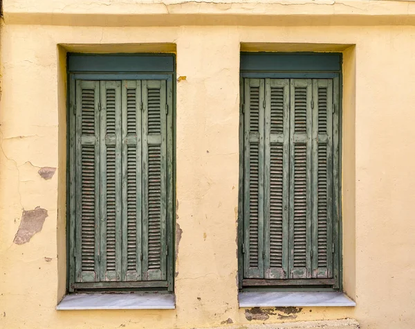 Окна с зелеными деревянными ставнями — стоковое фото