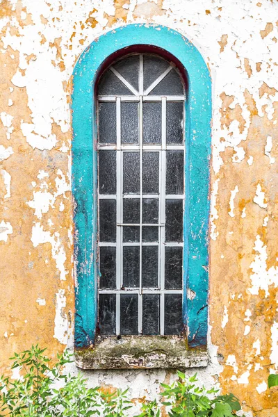 Hohes, bogenförmiges antikes Fenster — Stockfoto