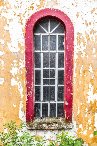 Grande fenêtre ancienne en forme d'arche — Photo