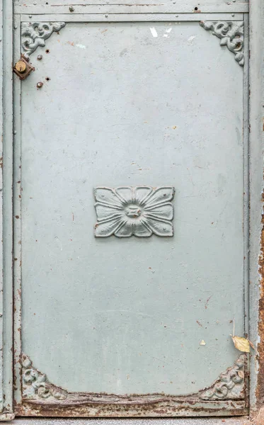 Eski ve paslı süslü metalik kapı — Stok fotoğraf