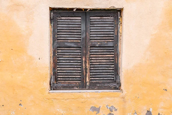 Okna se zelenými dřevěnými okenicemi — Stock fotografie