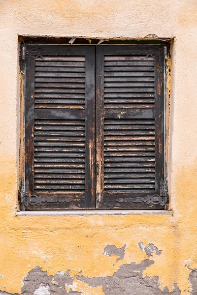 Windows with green wooden shutters — Stock Photo, Image