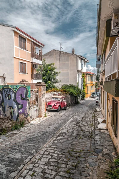 Vintage rode auto en Street View in Thessaloniki — Stockfoto