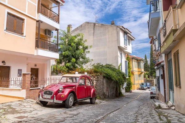 Винтажный красный автомобиль и вид на улицу в Салониках — стоковое фото