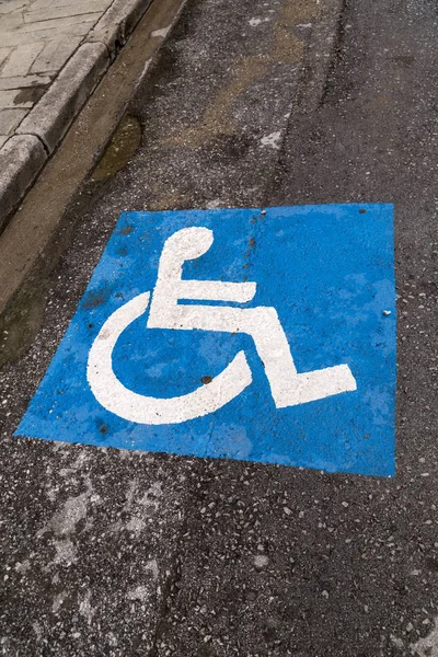 Ikona niepełnosprawnych parking na ulicy — Zdjęcie stockowe