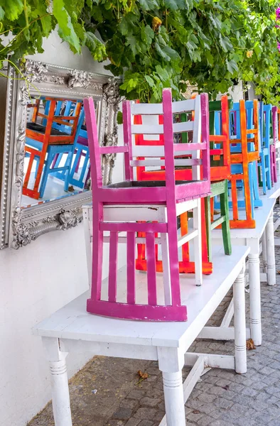 Cadeiras coloridas em mesas — Fotografia de Stock