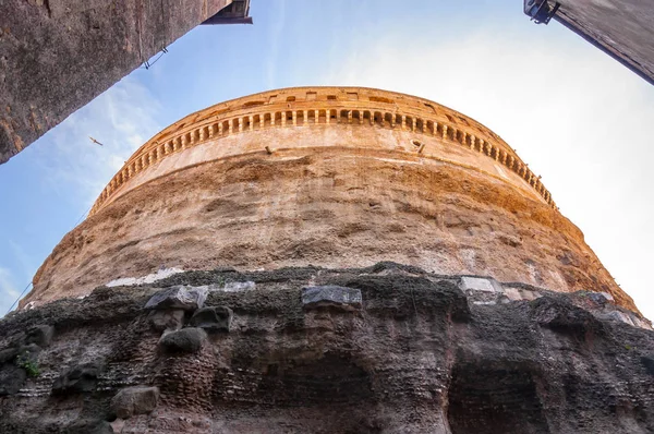 Castel Sant ' Angelo, středověký hrad podél řeky Tiber v ROM — Stock fotografie