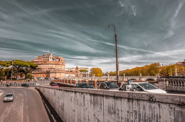 Castel Sant 'Angelo, castelo medieval ao longo do rio Tibre em Rom — Fotografia de Stock