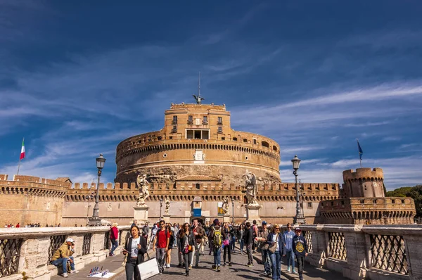 Castel Sant 'Angelo, castelo medieval ao longo do rio Tibre em Rom — Fotografia de Stock