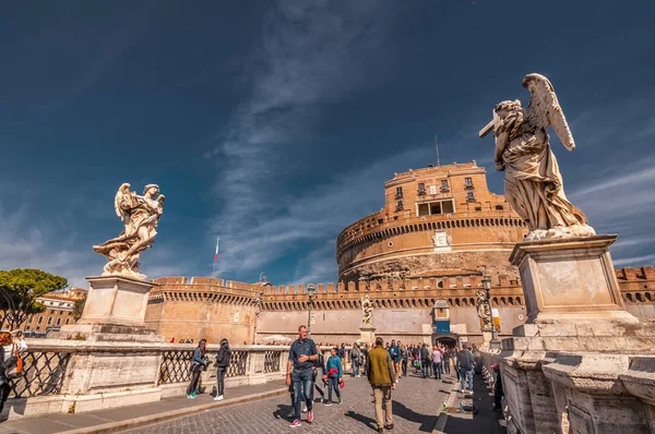 Castel Sant 'Angelo, medieval castle along the Tiber River in Rom — стоковое фото